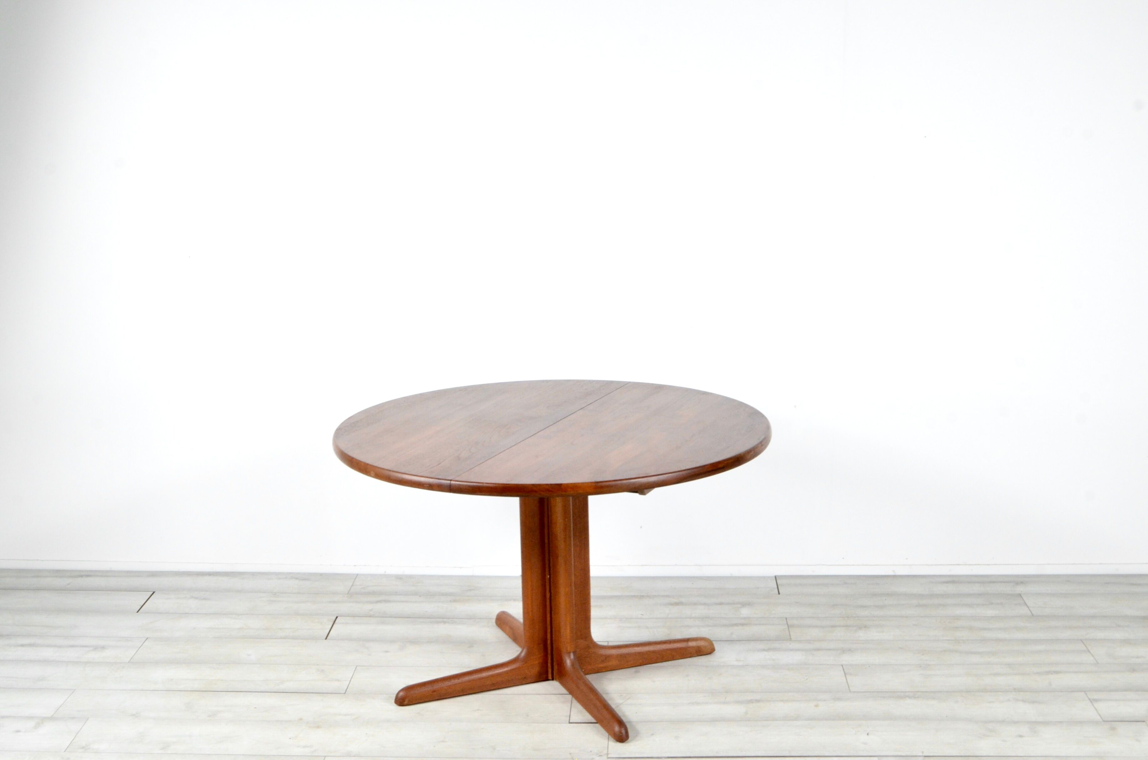 Midcentury Danish Extending Round Teak Table by Skovby. Vintage Modern / Scandinavian Style /Retro.