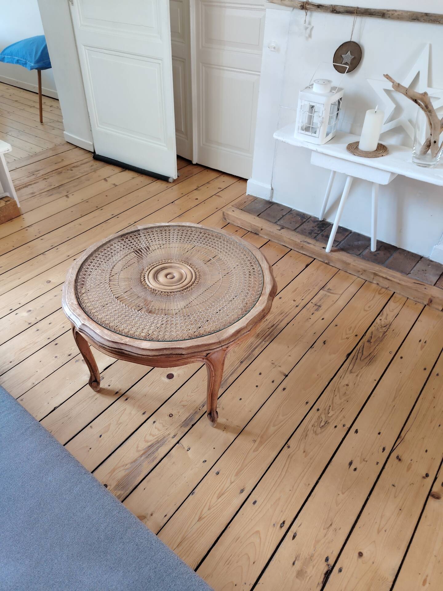 Vintage coffee table from the 60s – Rattan top with a sunburst pattern