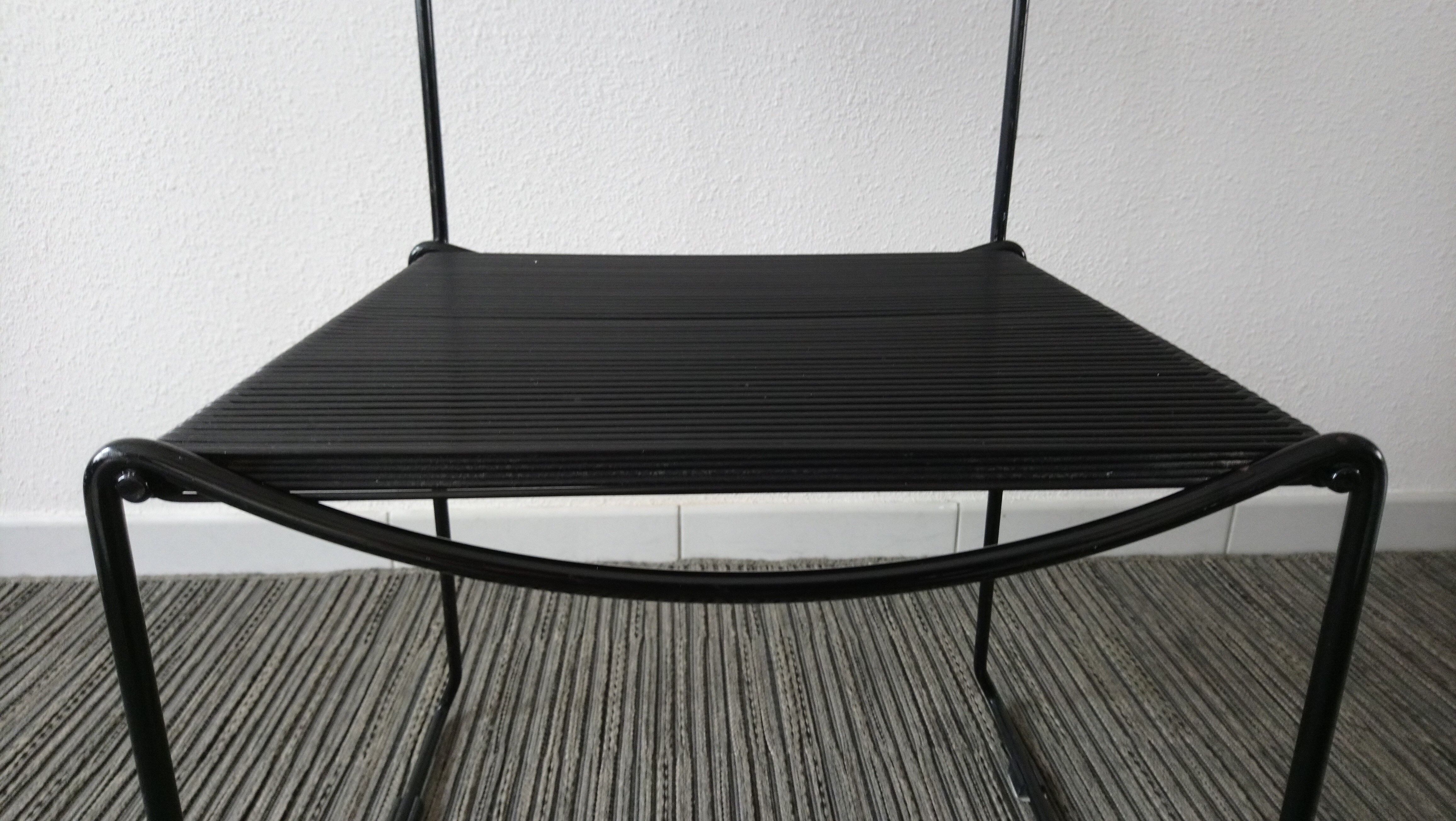 Paire de chaises spaghetti scoubidou noires années 70