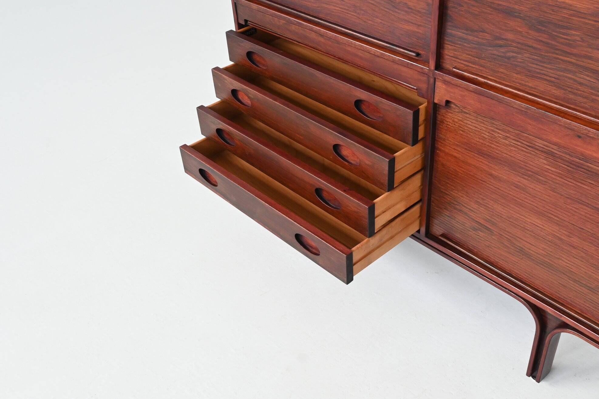 Meuble Gianfranco Frattini modèle 504 en palissandre Bernini Italie 1960