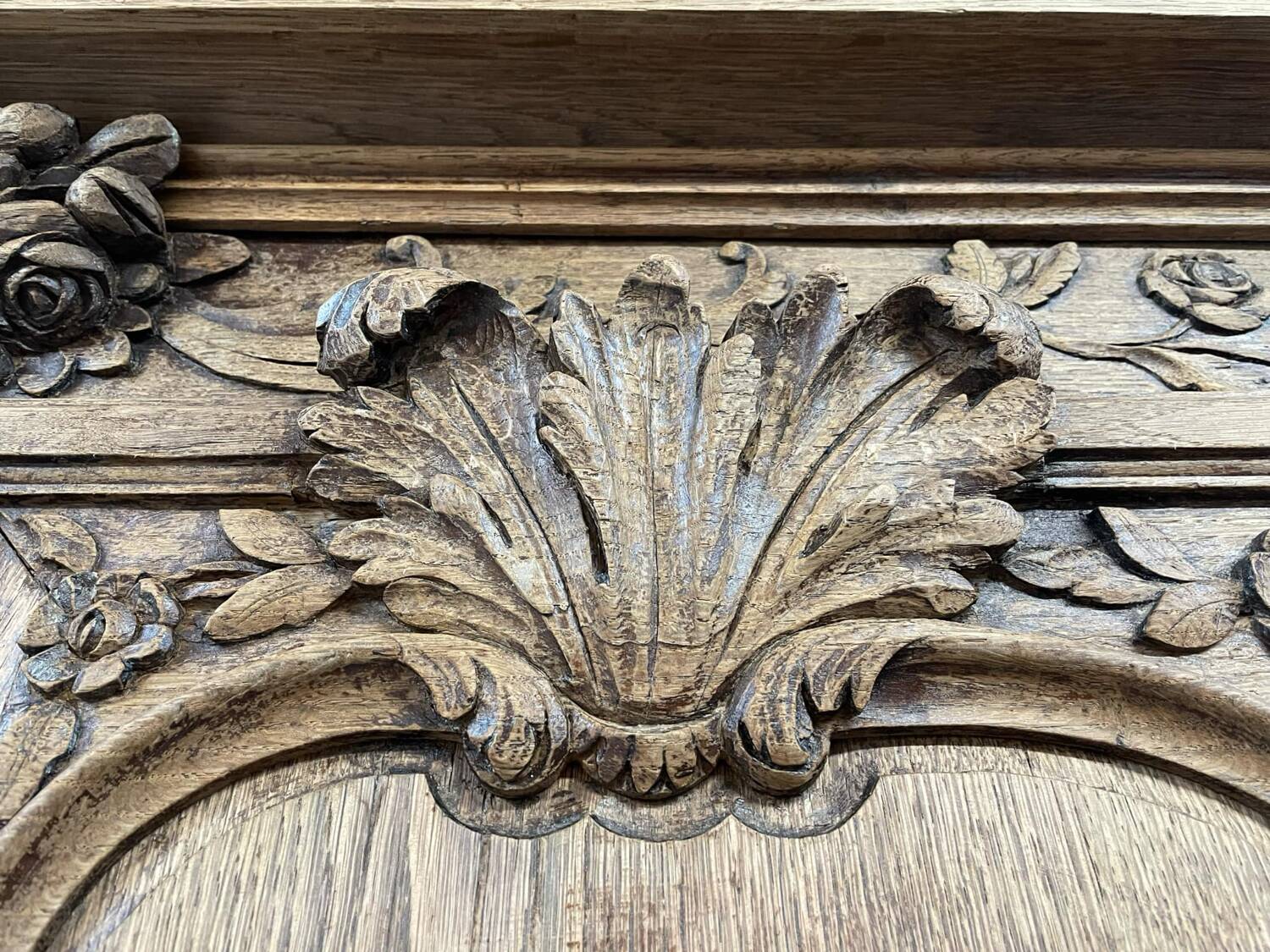 Armoire antique française à motifs floraux sculptés à la main