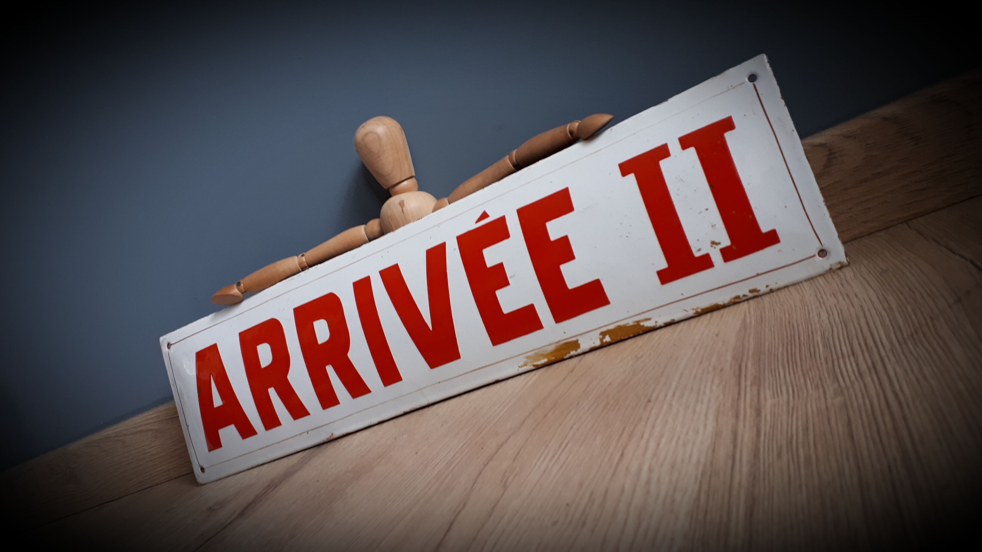 Curved enamelled plate finish II