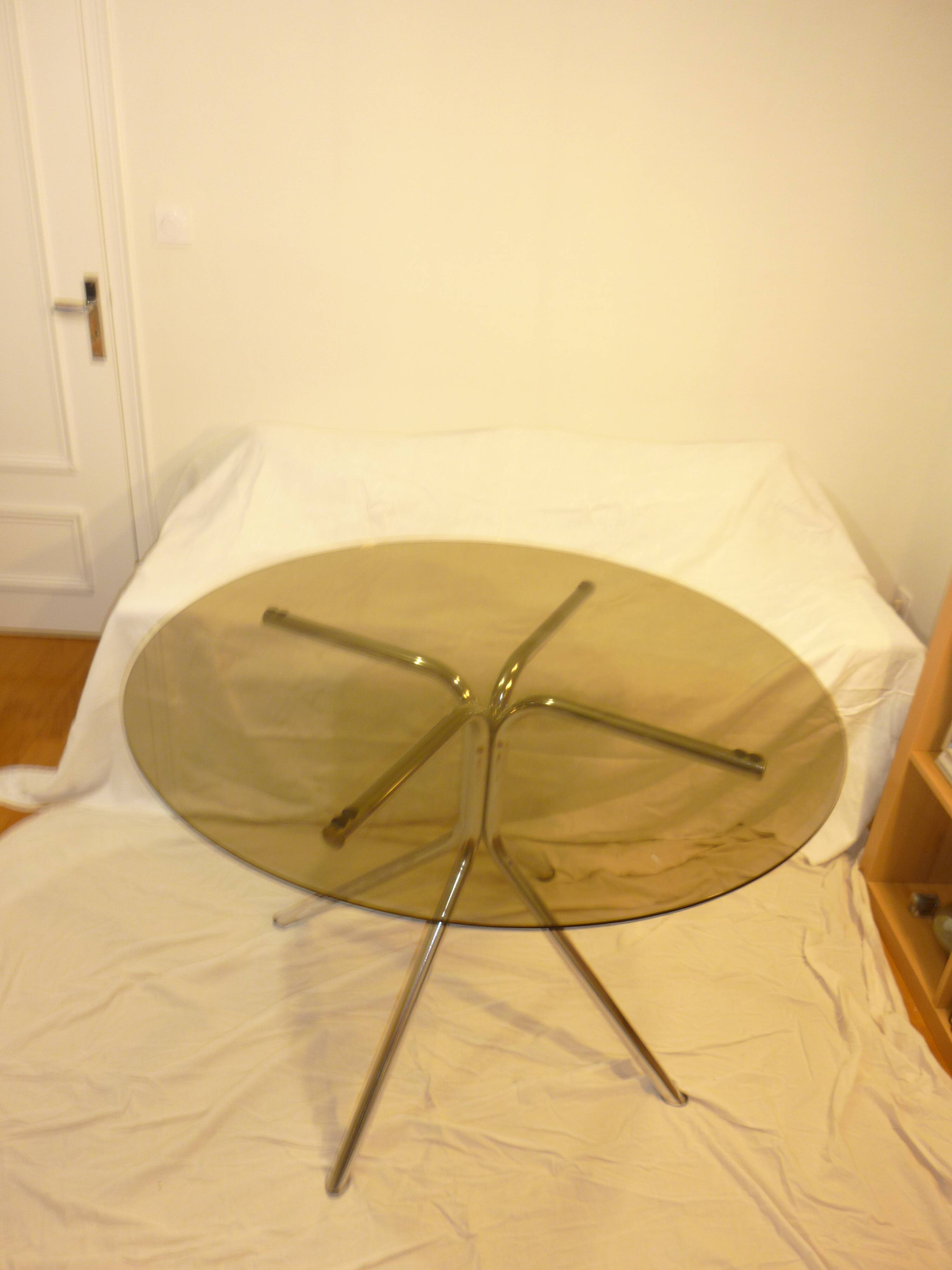 Table vintage 70 en verre légèrement fumé pieds chromés