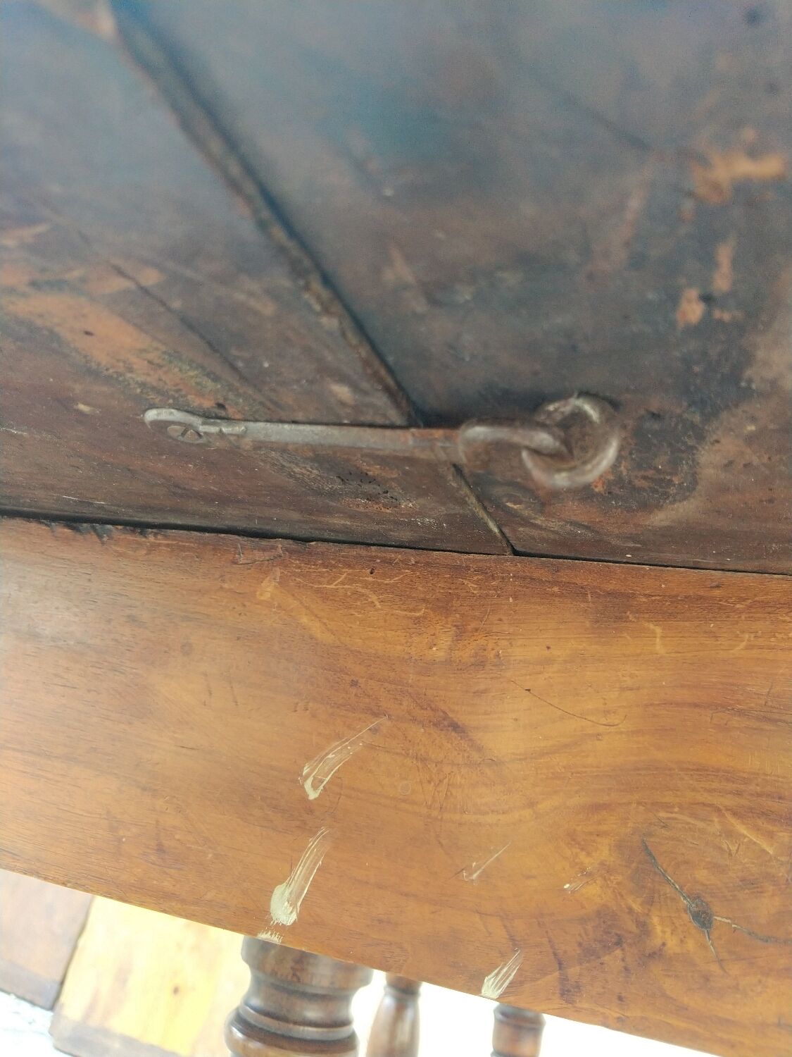 Extending table with 8 legs