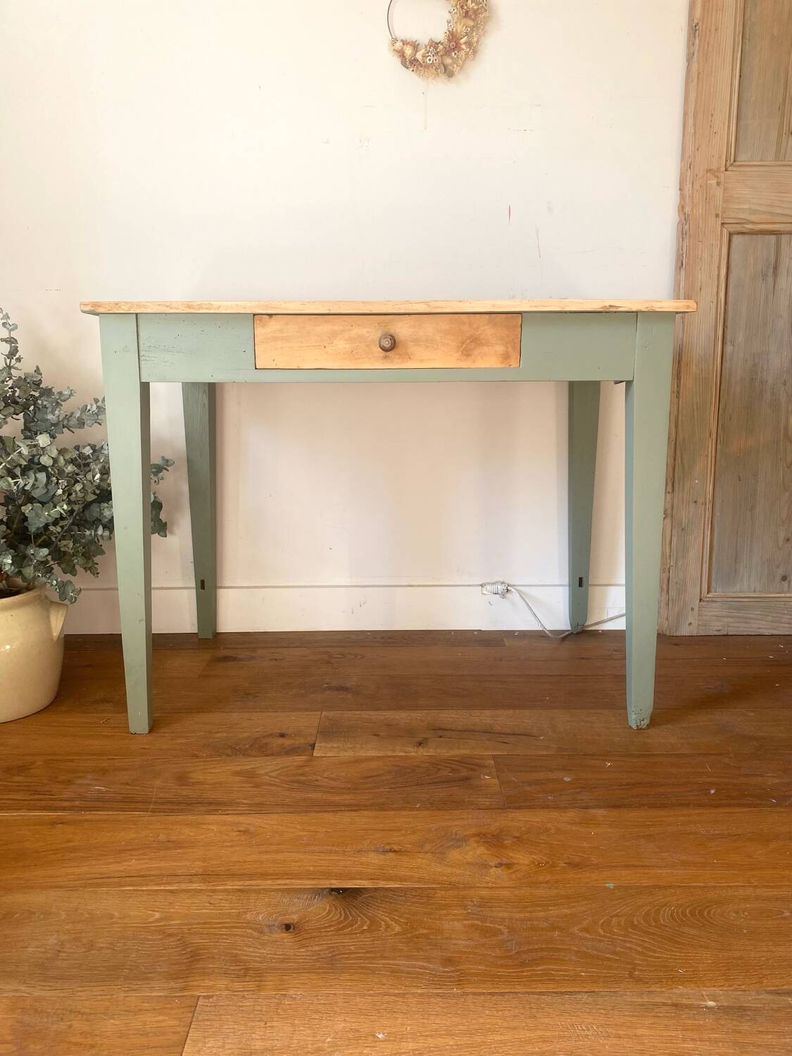 Very nice desk for primary or secondary school children.