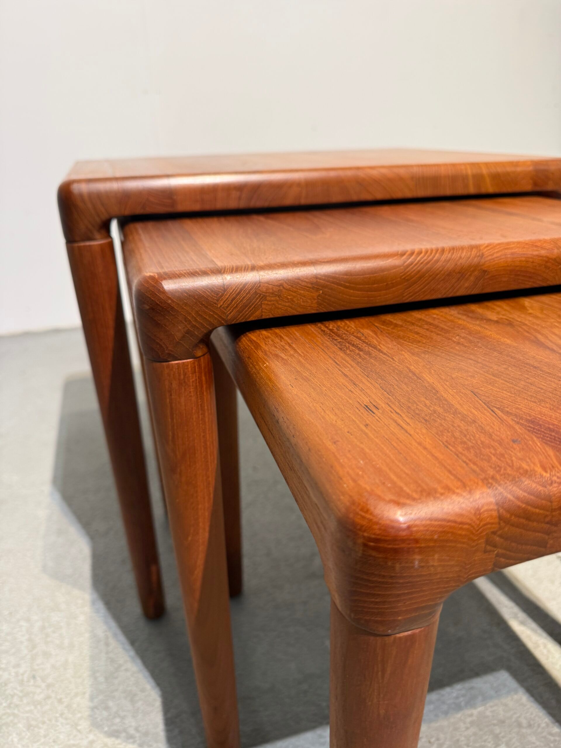 Tables gigognes en teck par Bramin