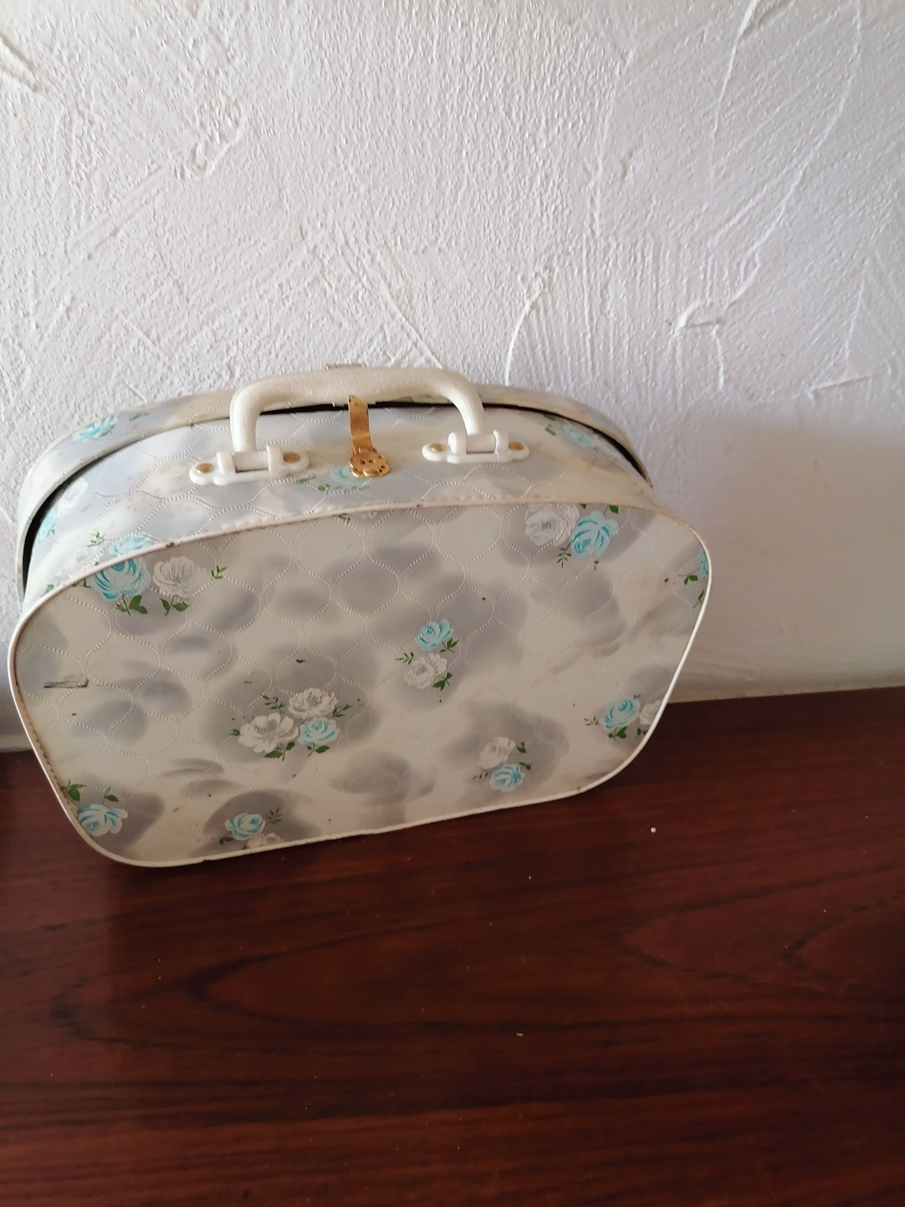 Suitcase sewing kit child, 1960