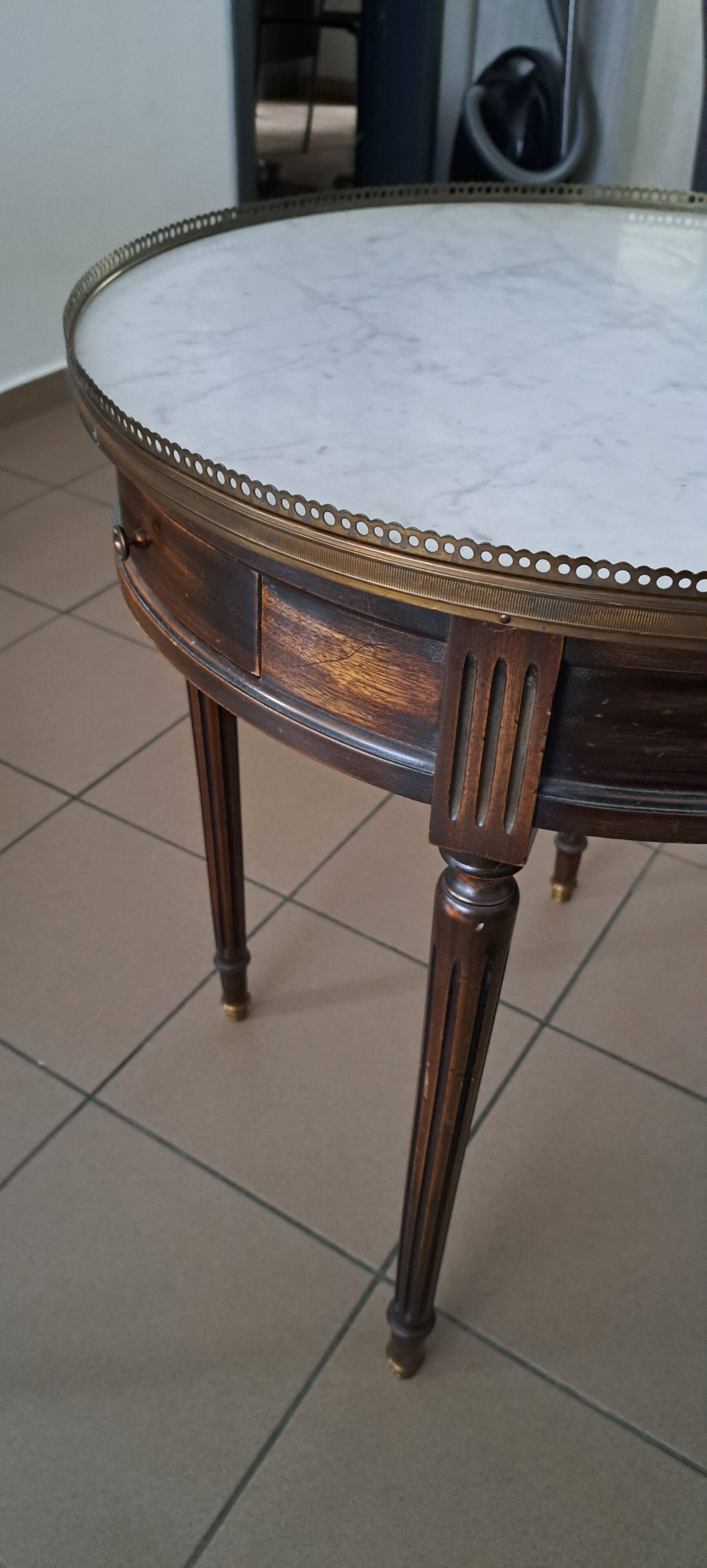 Table bouillotte, guéridon de style Louis XVI en marbre et laiton