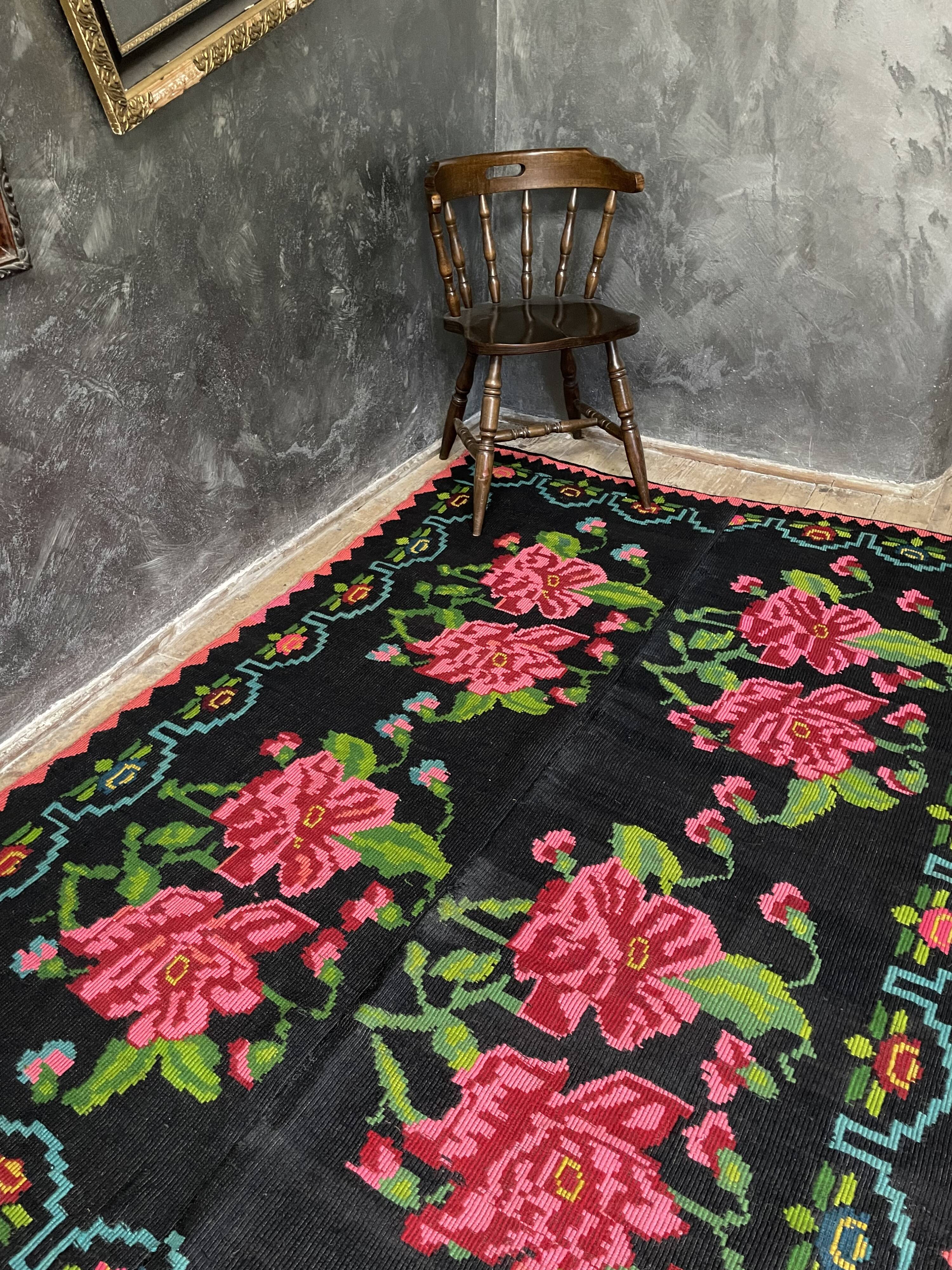 Tapis en laine roumaine tissé à la main avec fleurs roses sur fond noir