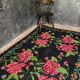 Tapis en laine roumaine tissé à la main avec fleurs roses sur fond noir