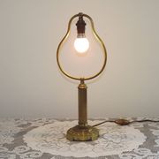 Lampe de table en laiton français vintage de style traditionnel avec base ronde.