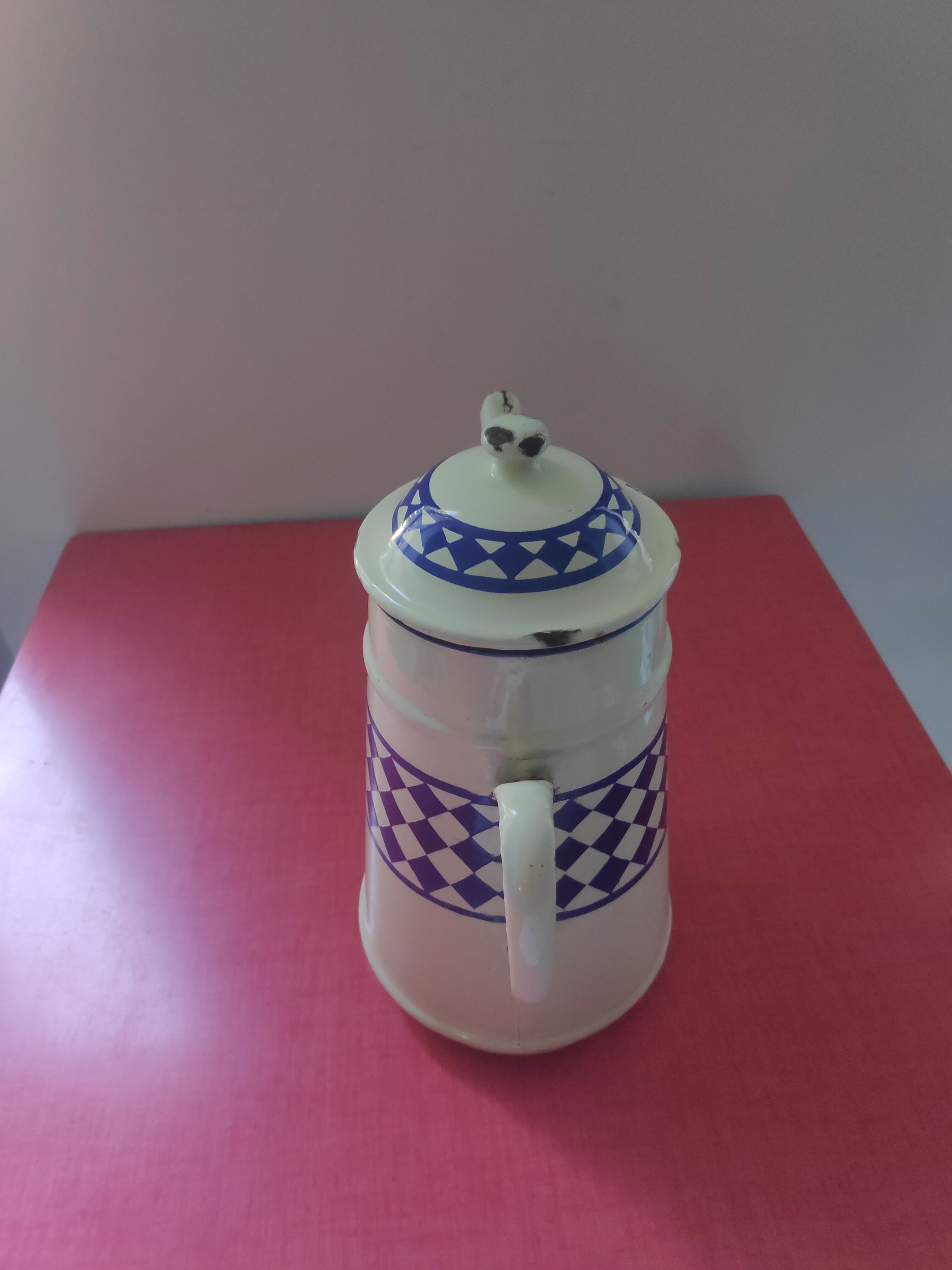 White enamelled sheet metal coffee maker with blue diamonds in relief