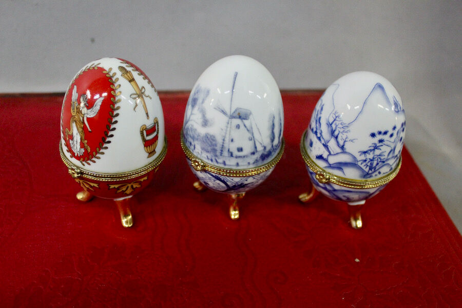 Porcelain egg-shaped boxes