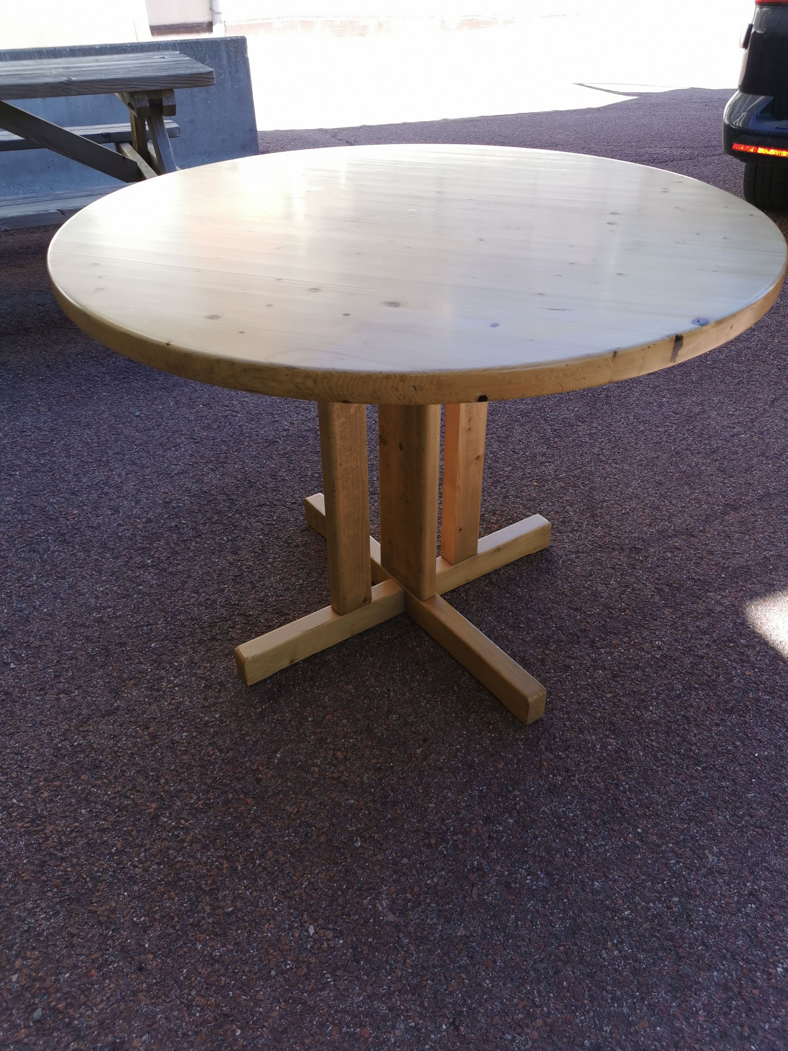 Table ronde en pin mobilier Les Arcs