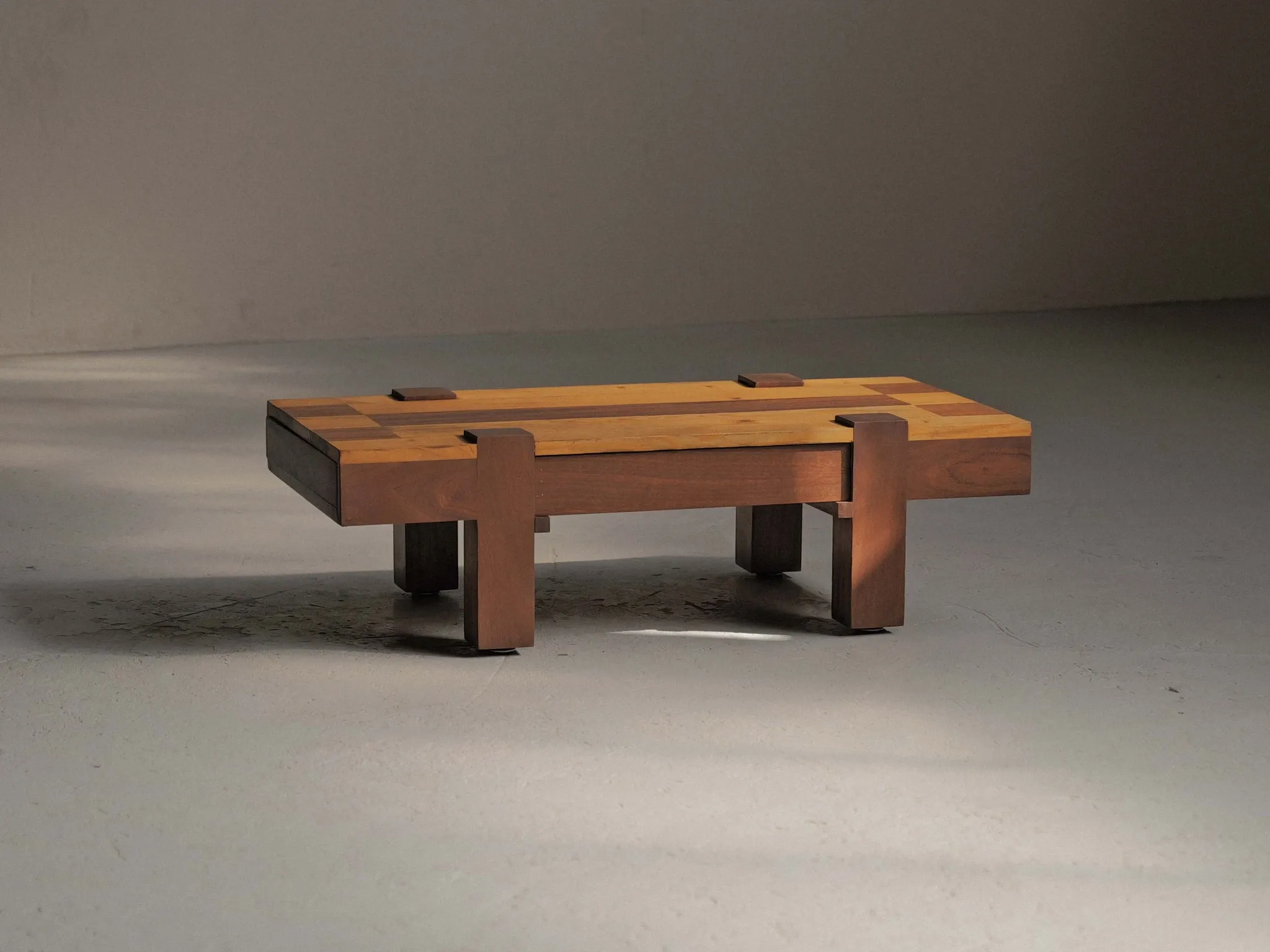 Table basse artisanale à plateau graphique, vers 1980