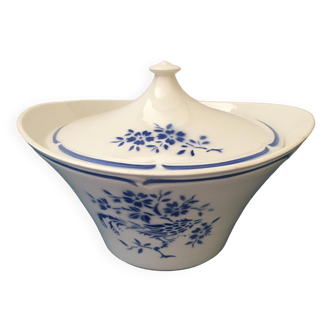 Porcelain soup tureen or vegetable stamped Moulin des Loups. Bird motifs and blue flowers