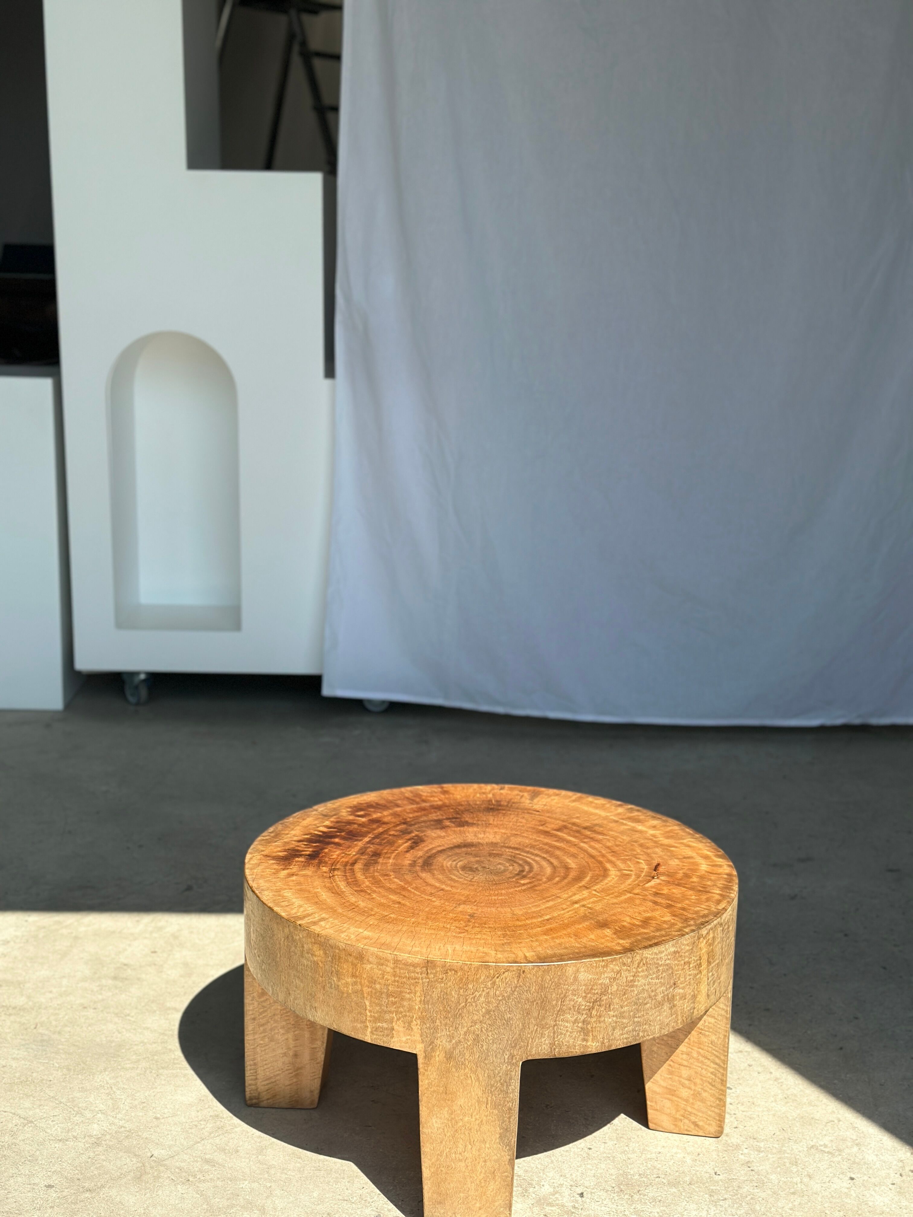 Quadripod coffee table in solid wood monoxyl natural color (dark)