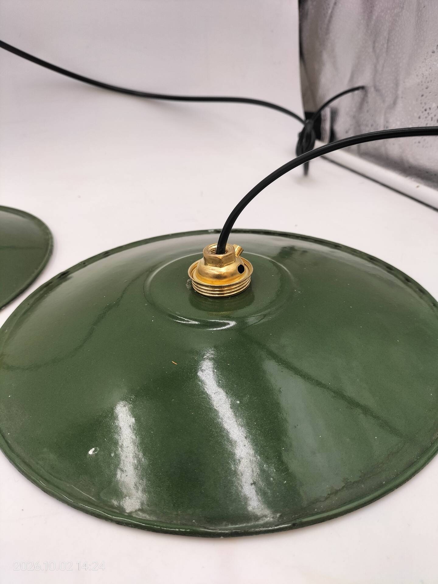 Suspensions in enamelled sheets