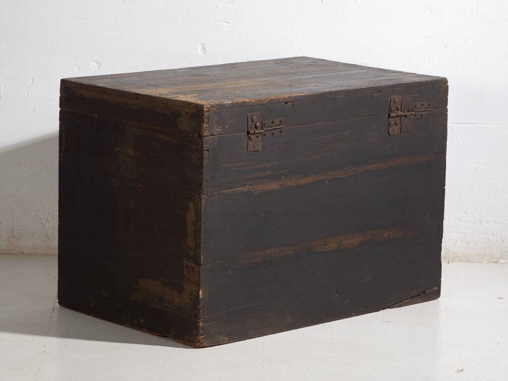 Antique painted wooden chest – Polychrome Chinese dowry chest – circa 1880–1920