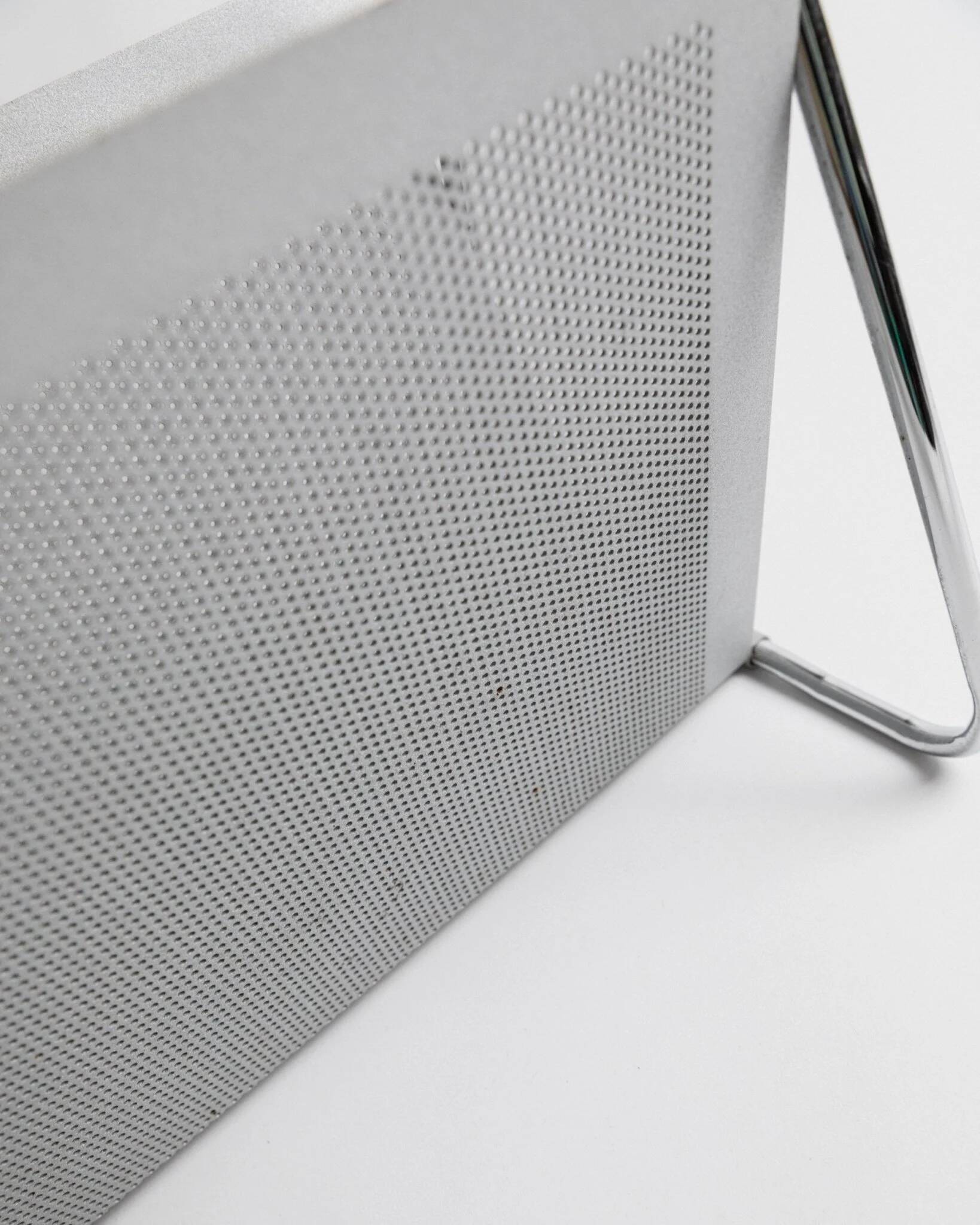 Porte-revues en métal chromé argenté vintage par Mascagni – design perforé, style futuriste, Italie années 1970