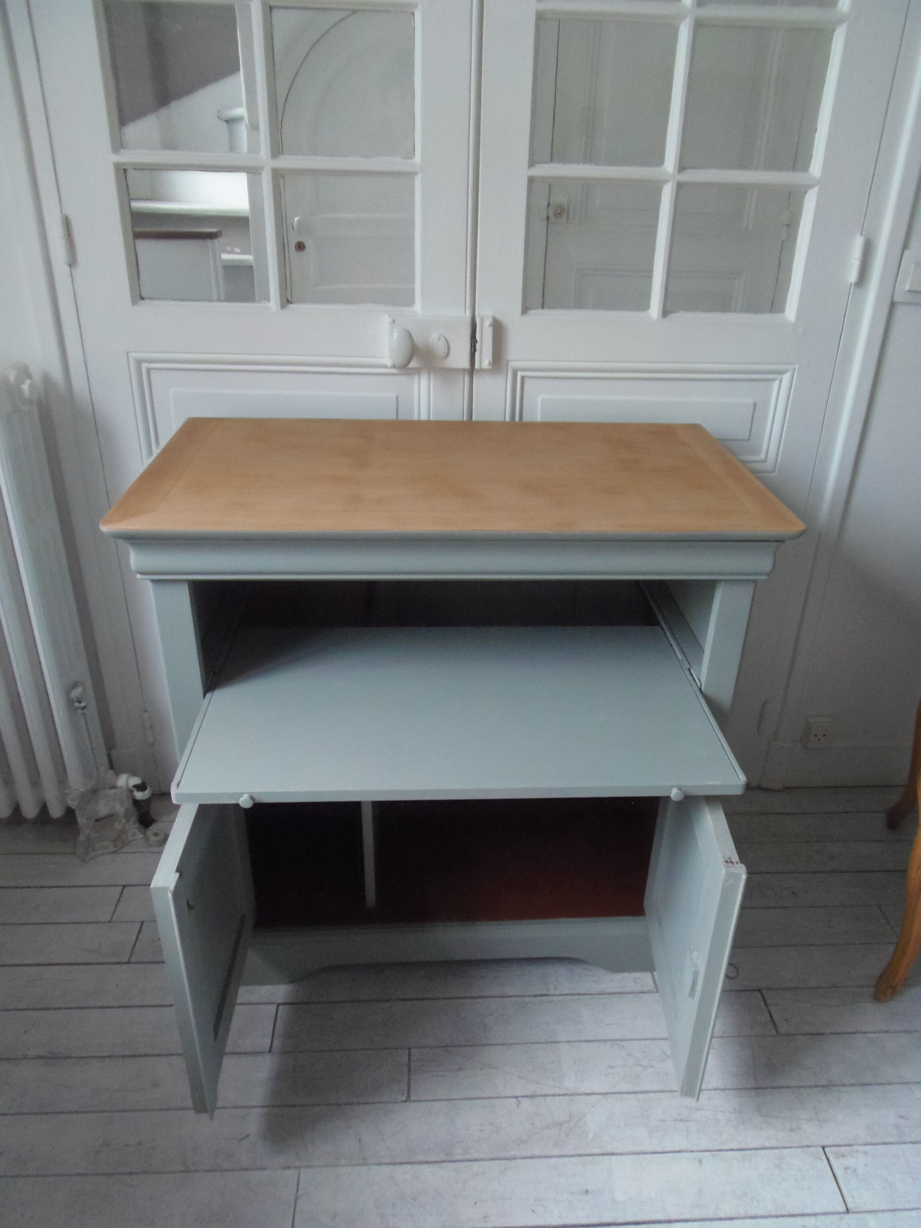Louis Philippe-style storage furniture with grey wood tray, it is composed of a niche with sliding tray and below a storage closed by 2 doors.
