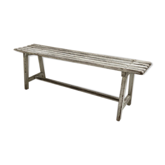 Banc ancien blanc patiné