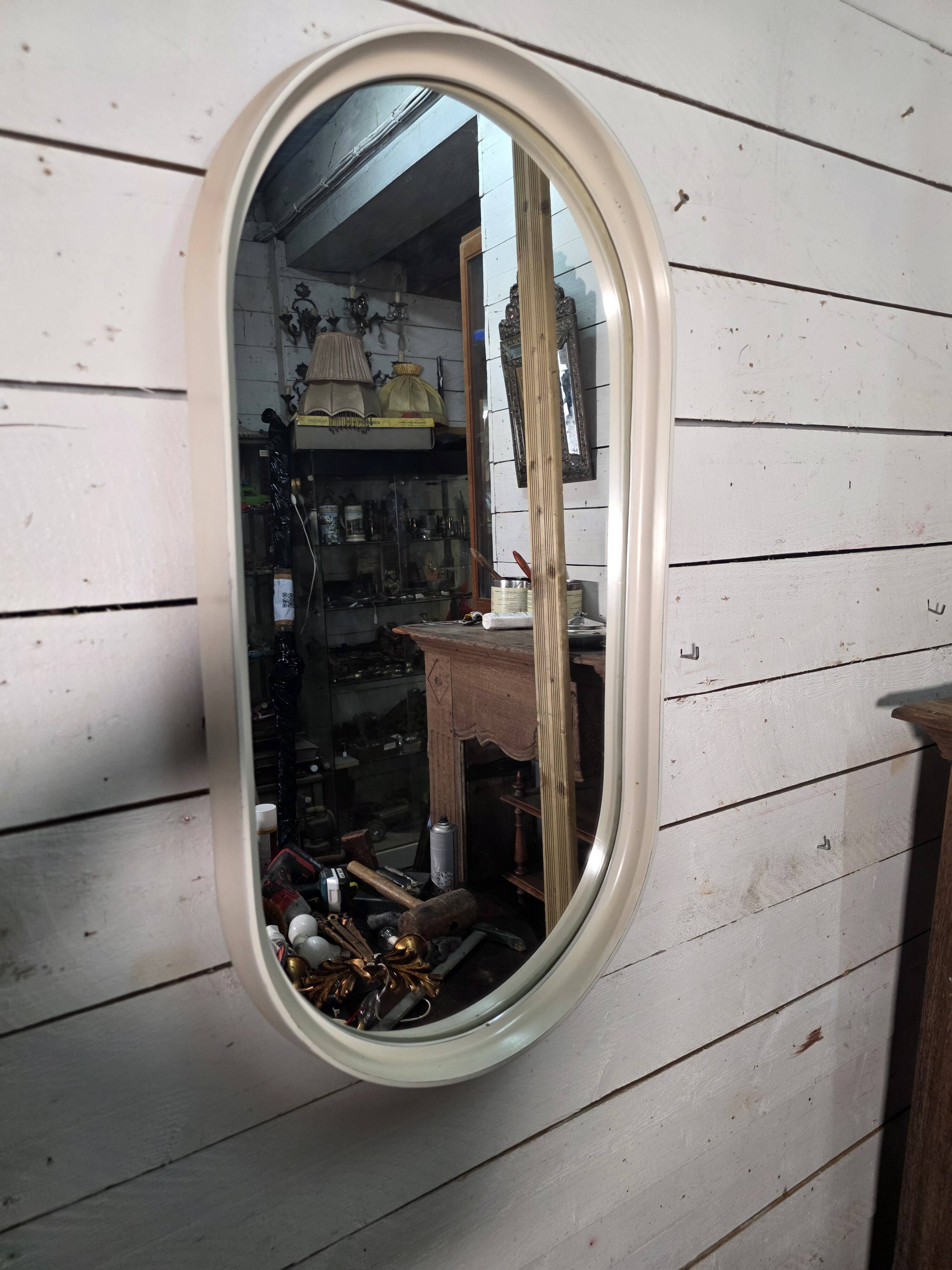 Oval mirror in white lacquer from the 1970s.