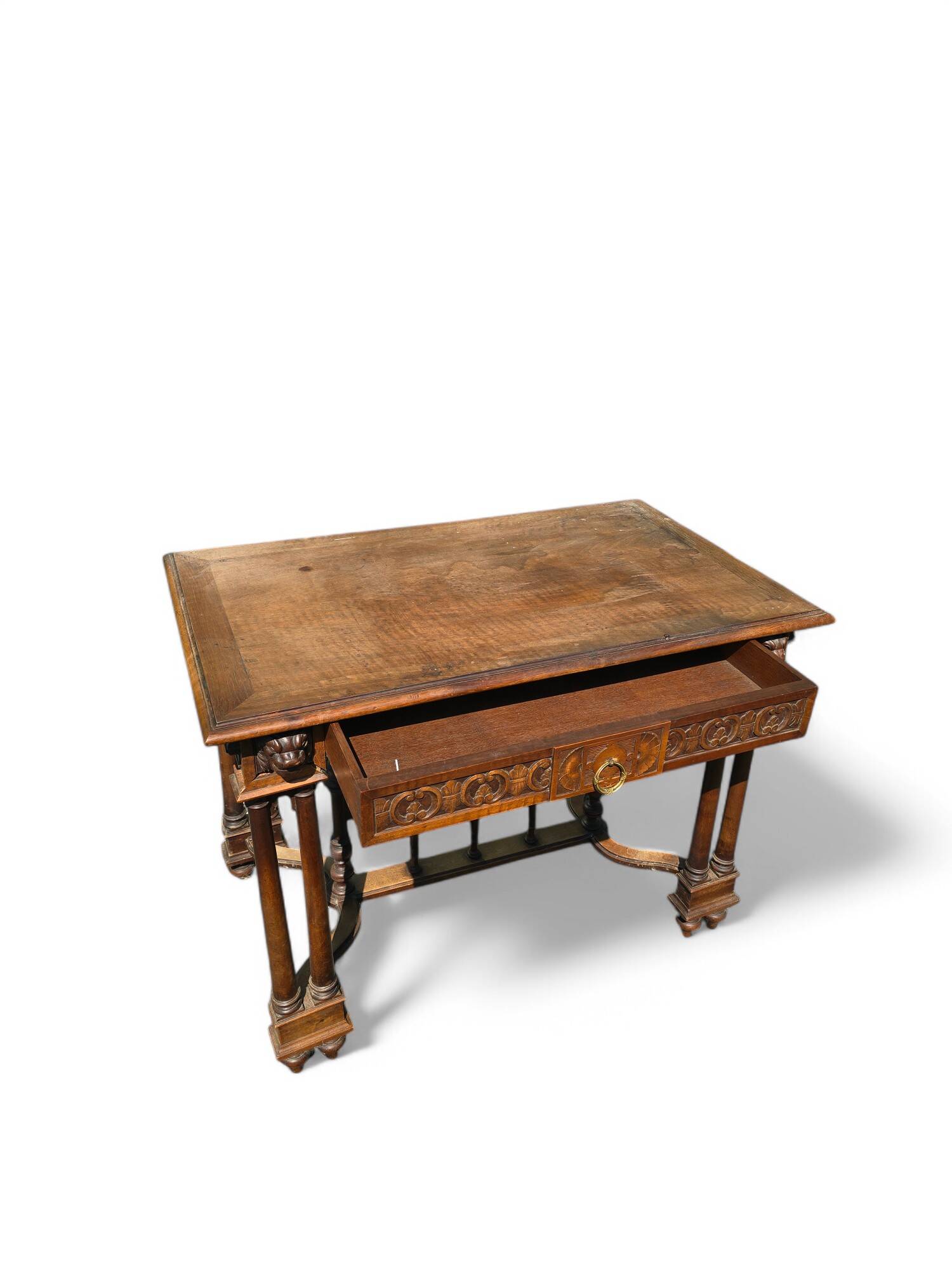 Bureau style Renaissance en bois sculpté