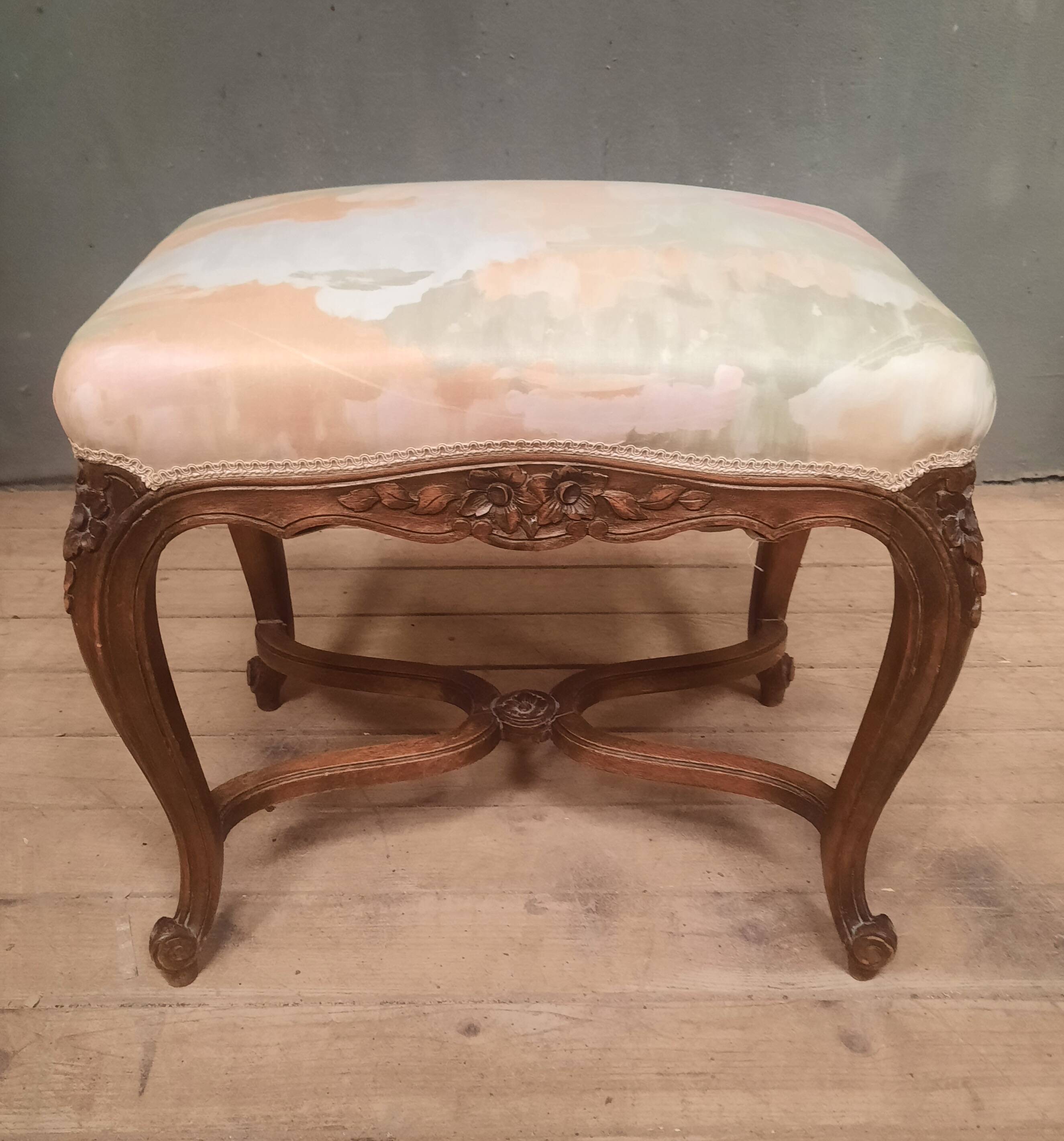 Pouf de style Louis XV  rocaille