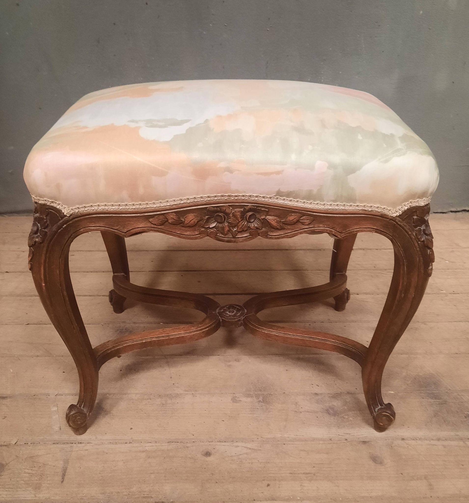 Pouf de style Louis XV  rocaille