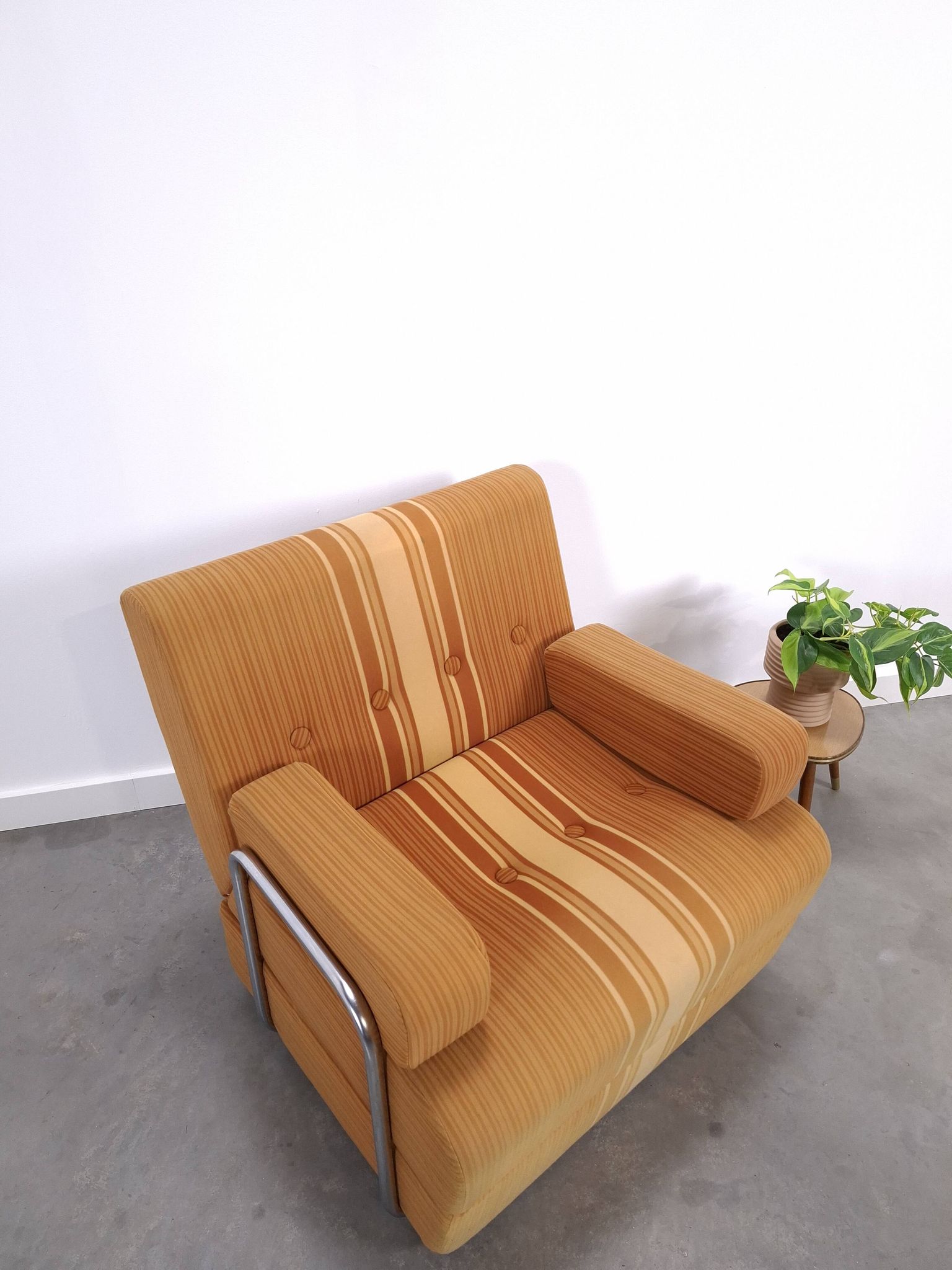 Jaren 70 uittrekbare lounge fauteuil bruin gestreept met Chromen buisframe