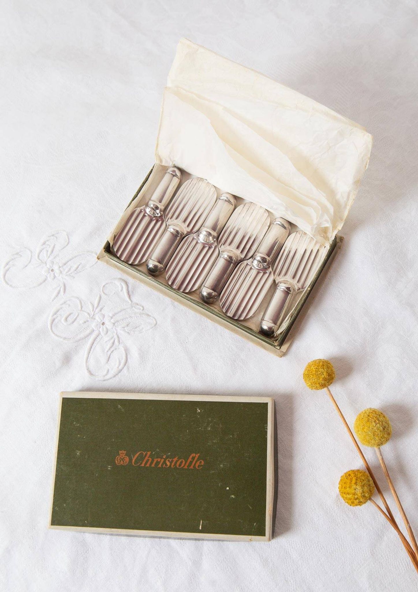 Set of 6 Christofle knife rests in the Strié model in silver-plated metal.