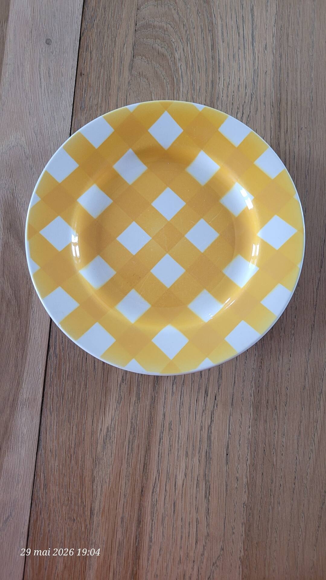 Une assiette plate Sarreguemines jaune et blanc