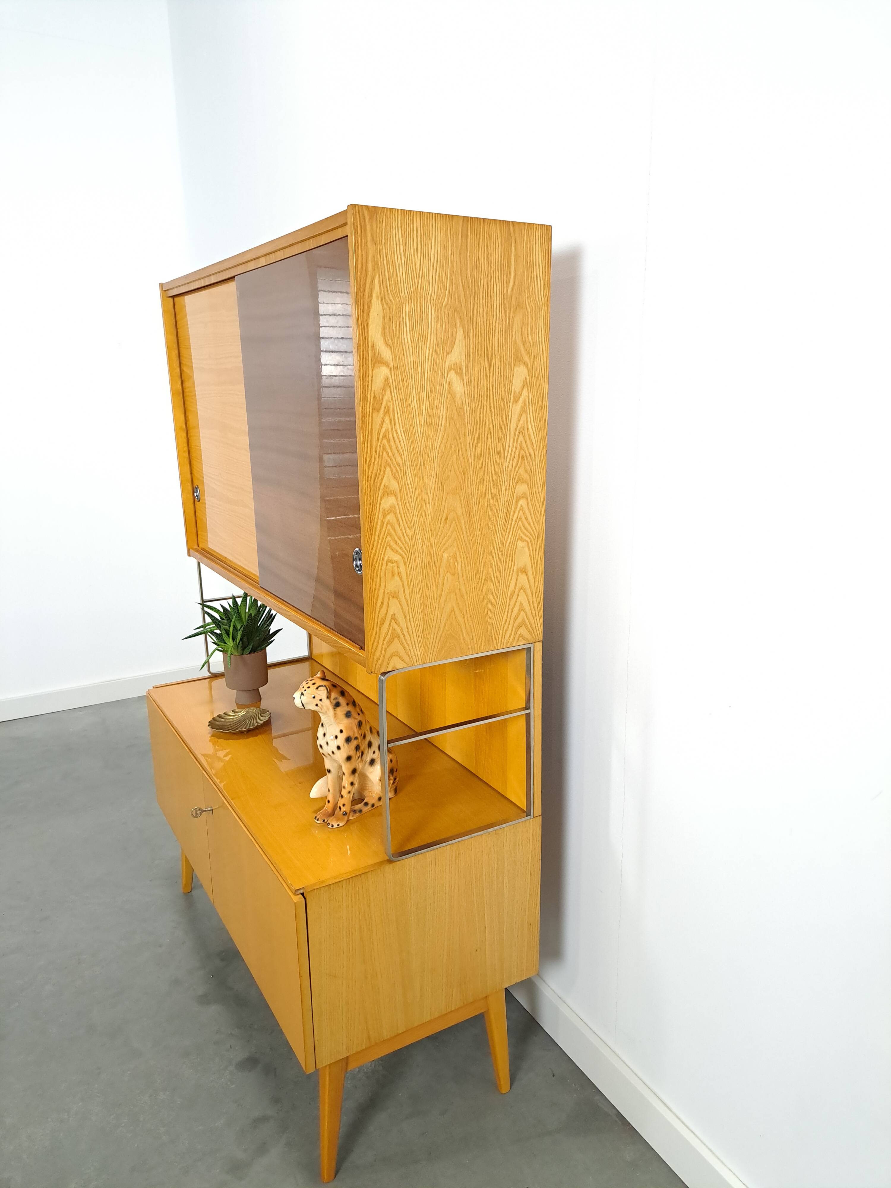 Jitona design vitrinekast met 2 kleuren fineer en schuifdeuren