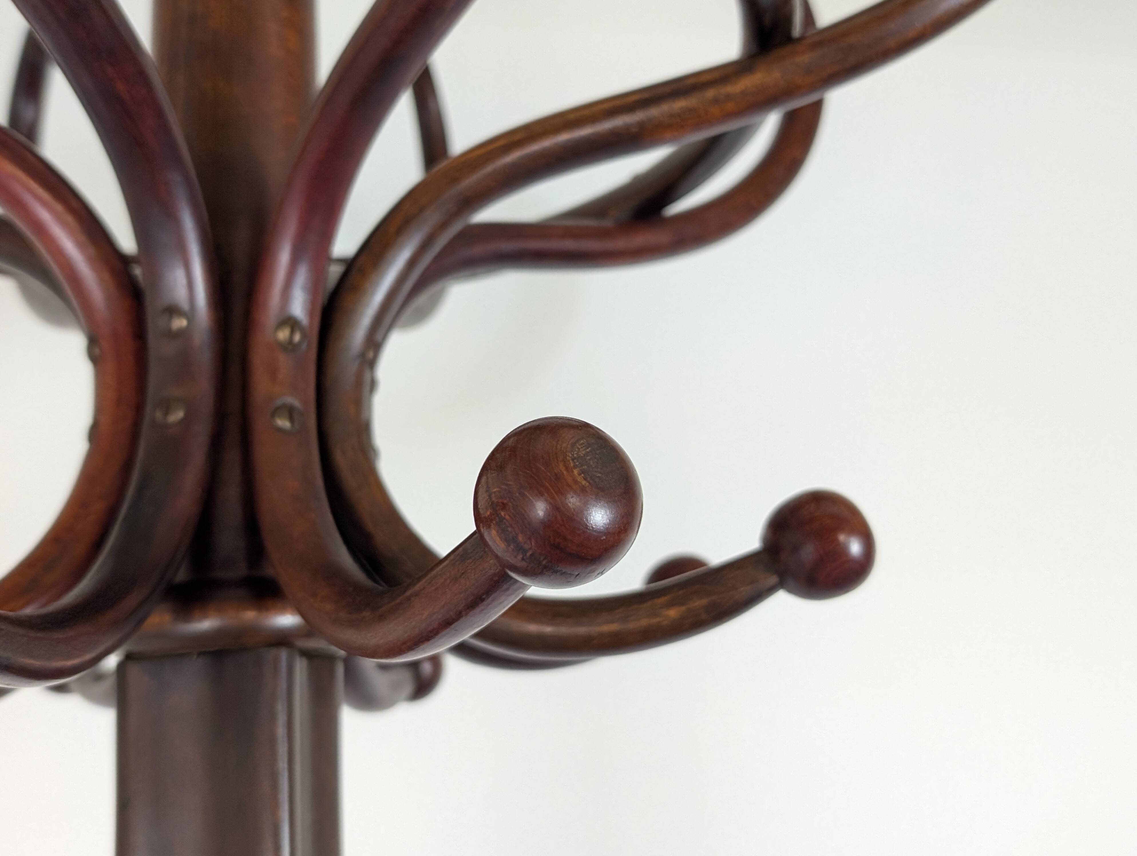 Fischel parrot coat rack
