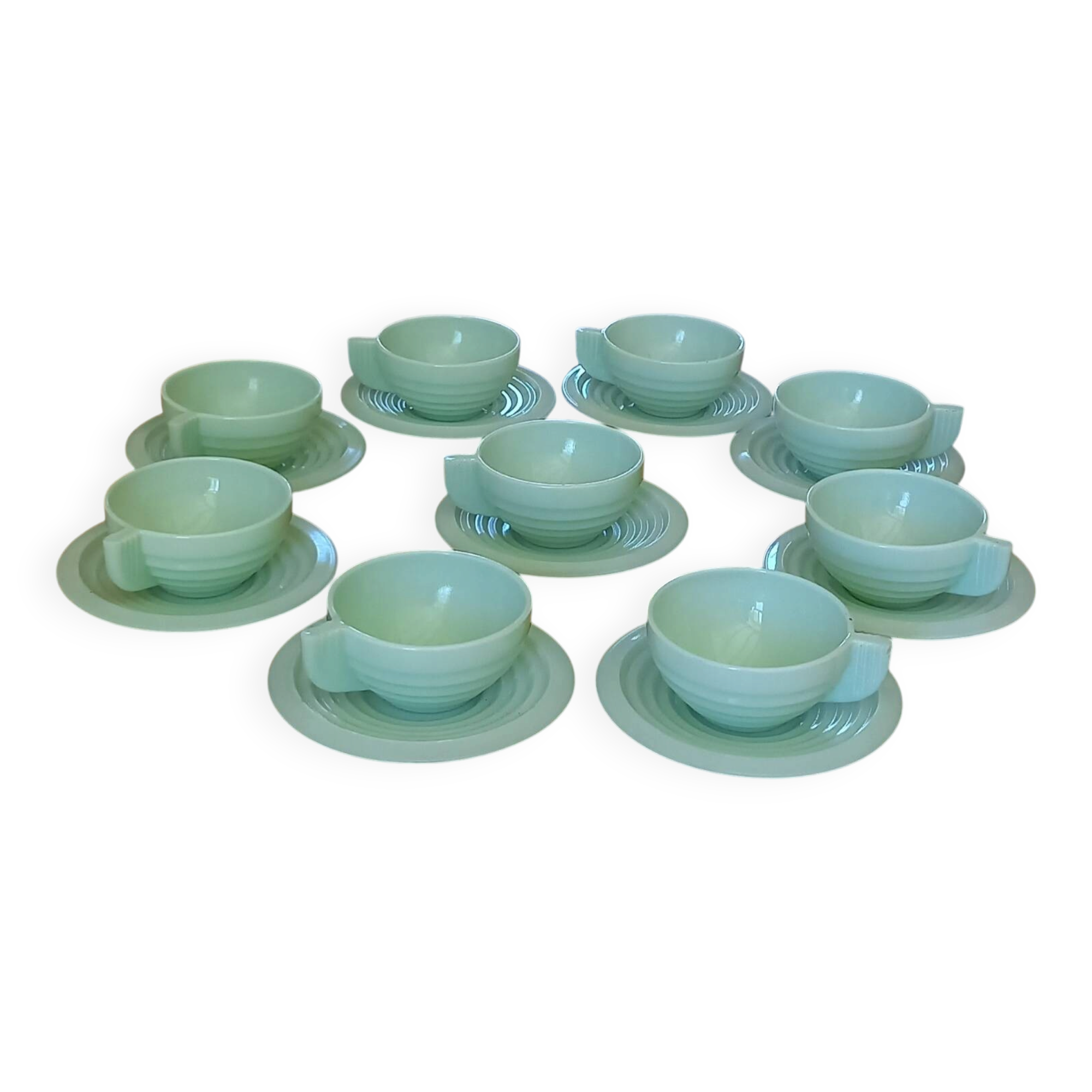 Set of 9 cups and saucers in opaline.