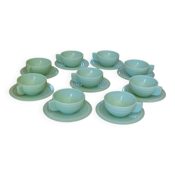 Lot de 9 tasses et soucoupes en opaline