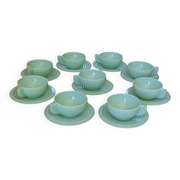 Set of 9 cups and saucers in opaline.