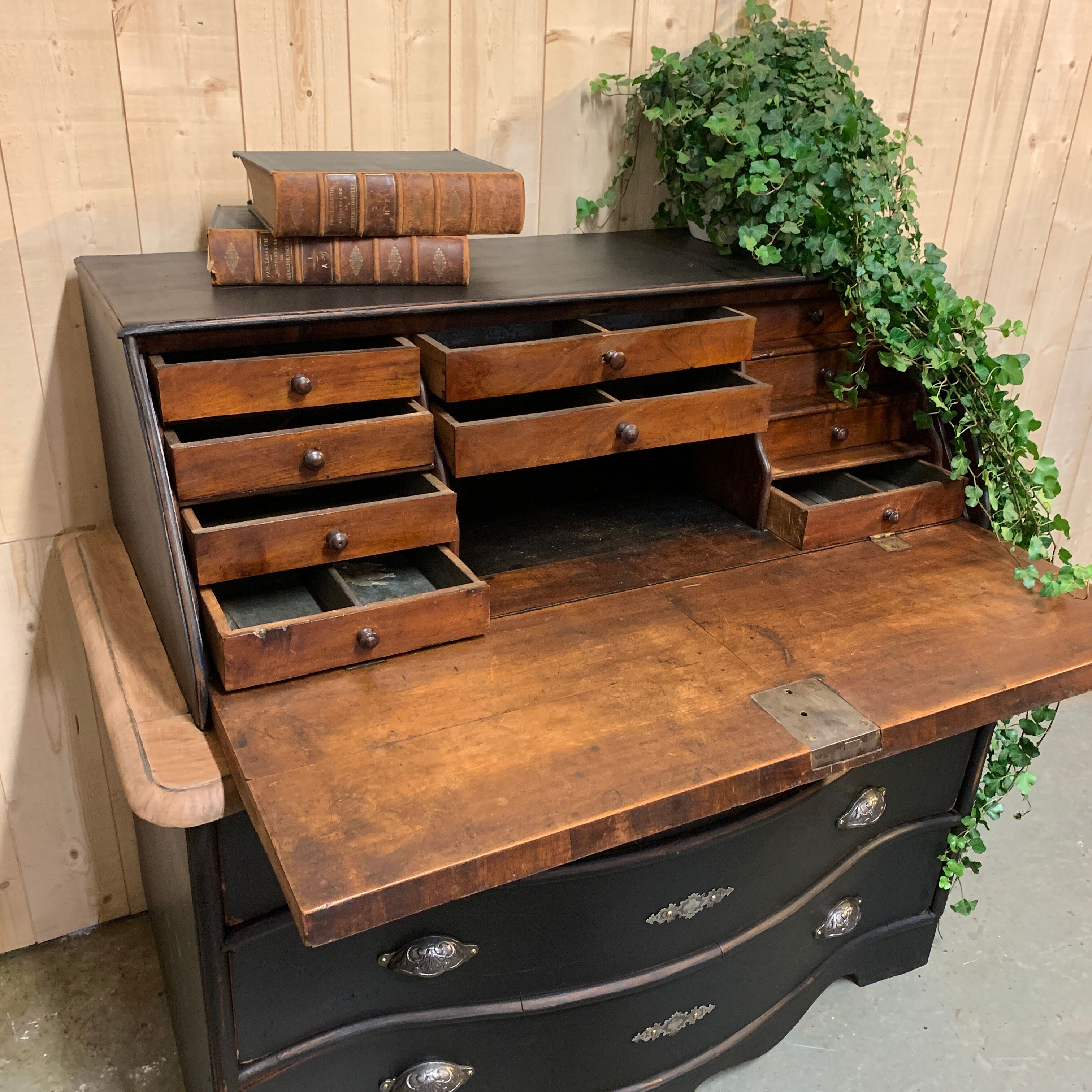 Former chest scriban curve 19th