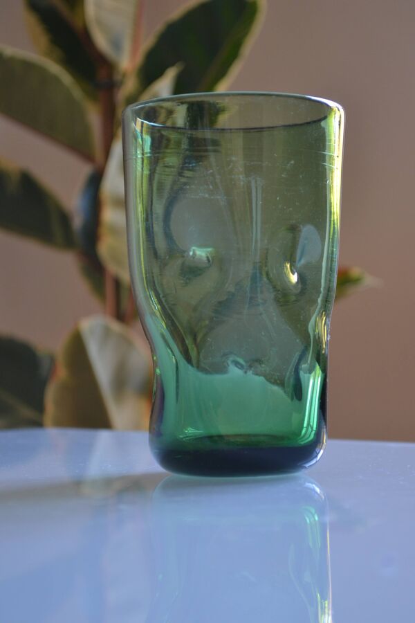 vase en verre vert Murano ou Empoli Italie 1960