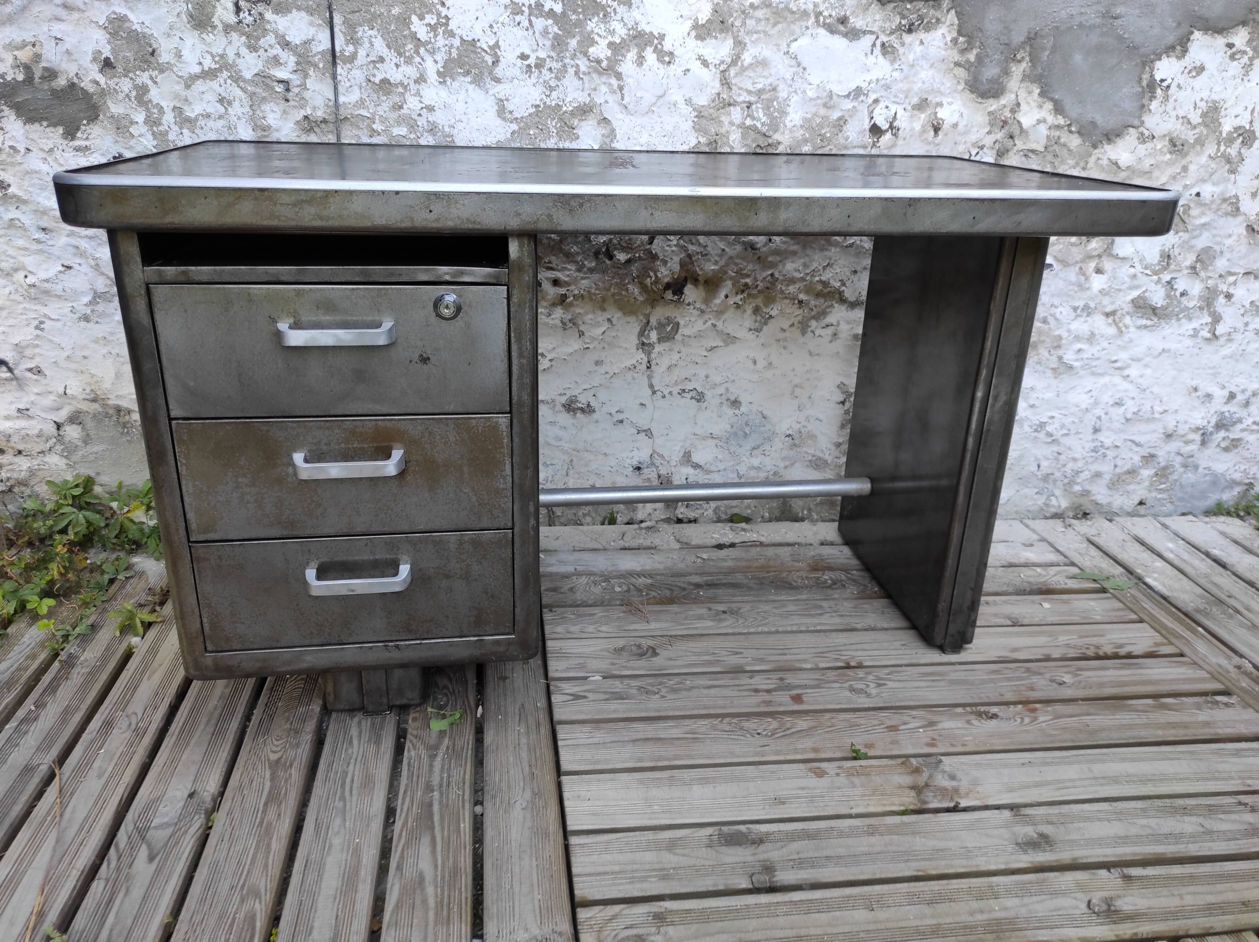 Strafor desk in brushed metal