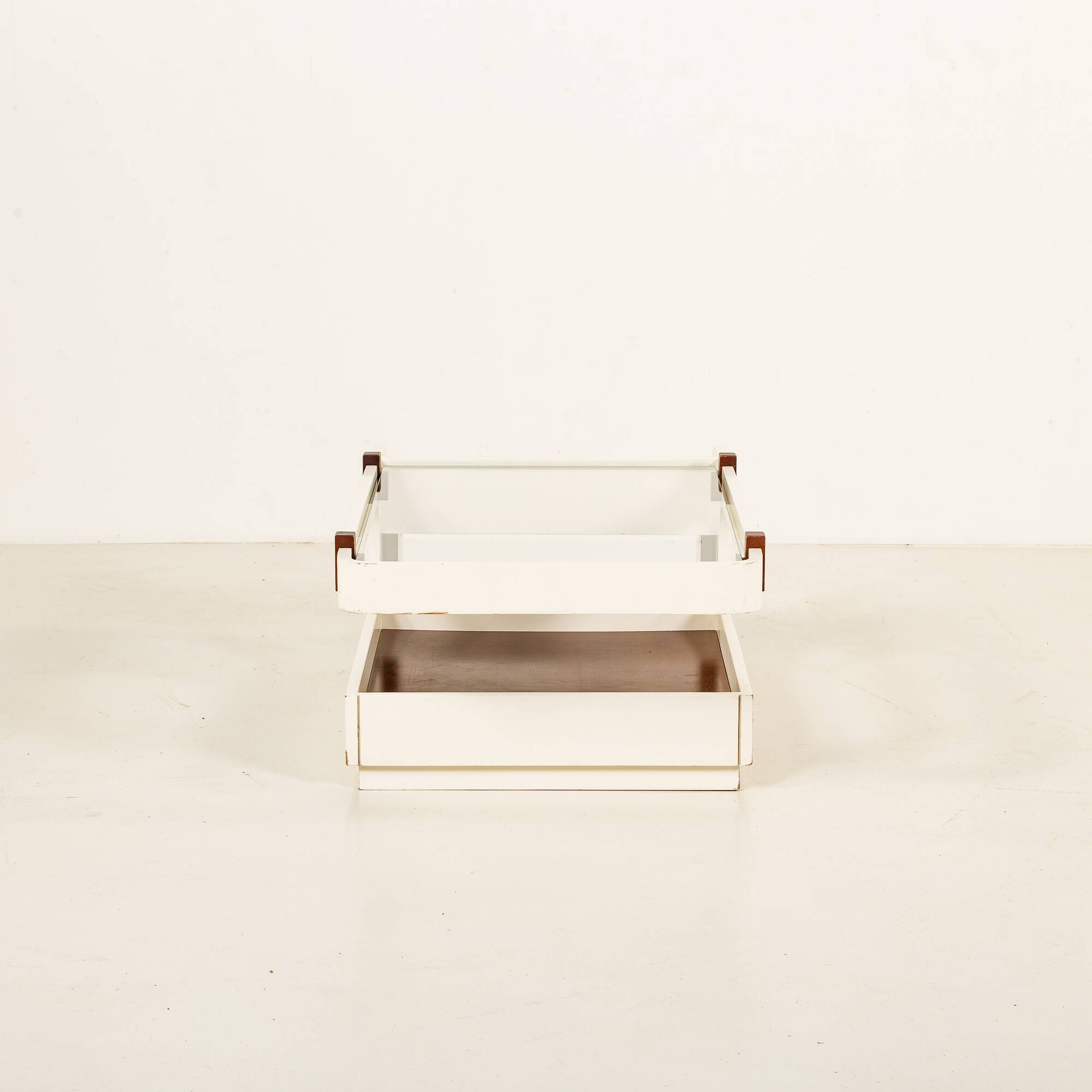 Table basse italienne avec un compartiment bar, années 1970.