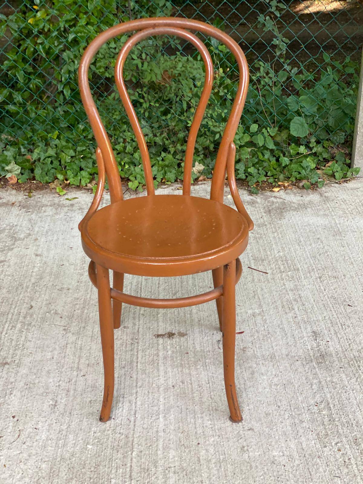 Round curved wood bistro chair