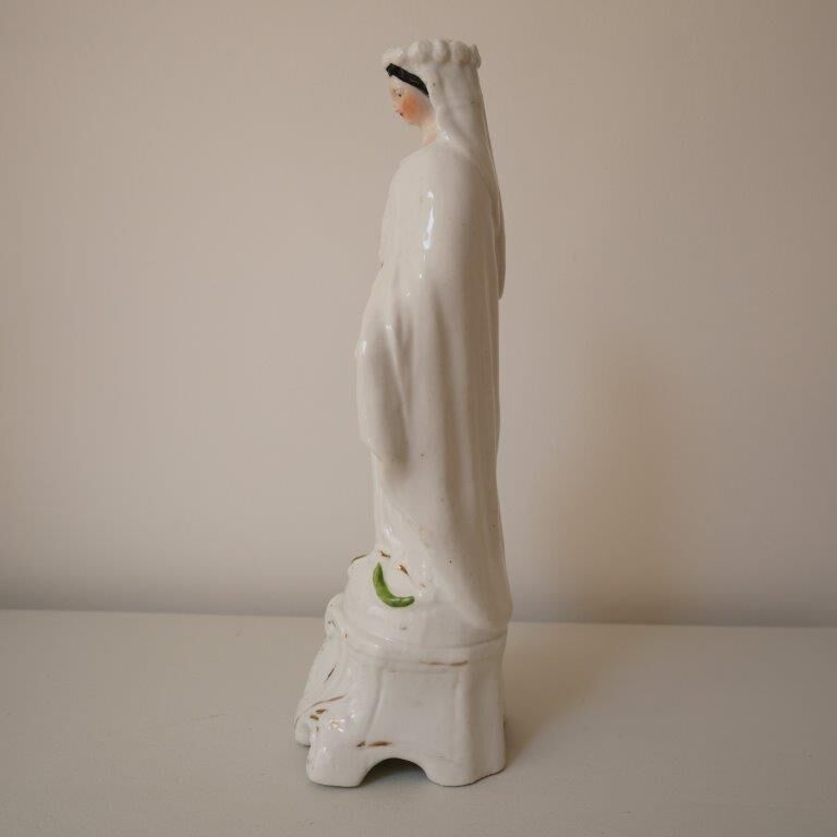 Statue de la Vierge Marie en porcelaine