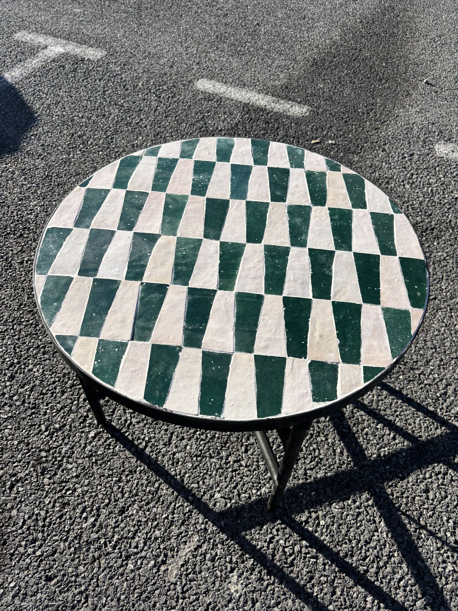 Round coffee table in green and white zellige – handcrafted Moroccan.