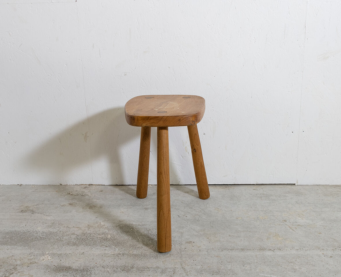 Tabouret tripode en orme