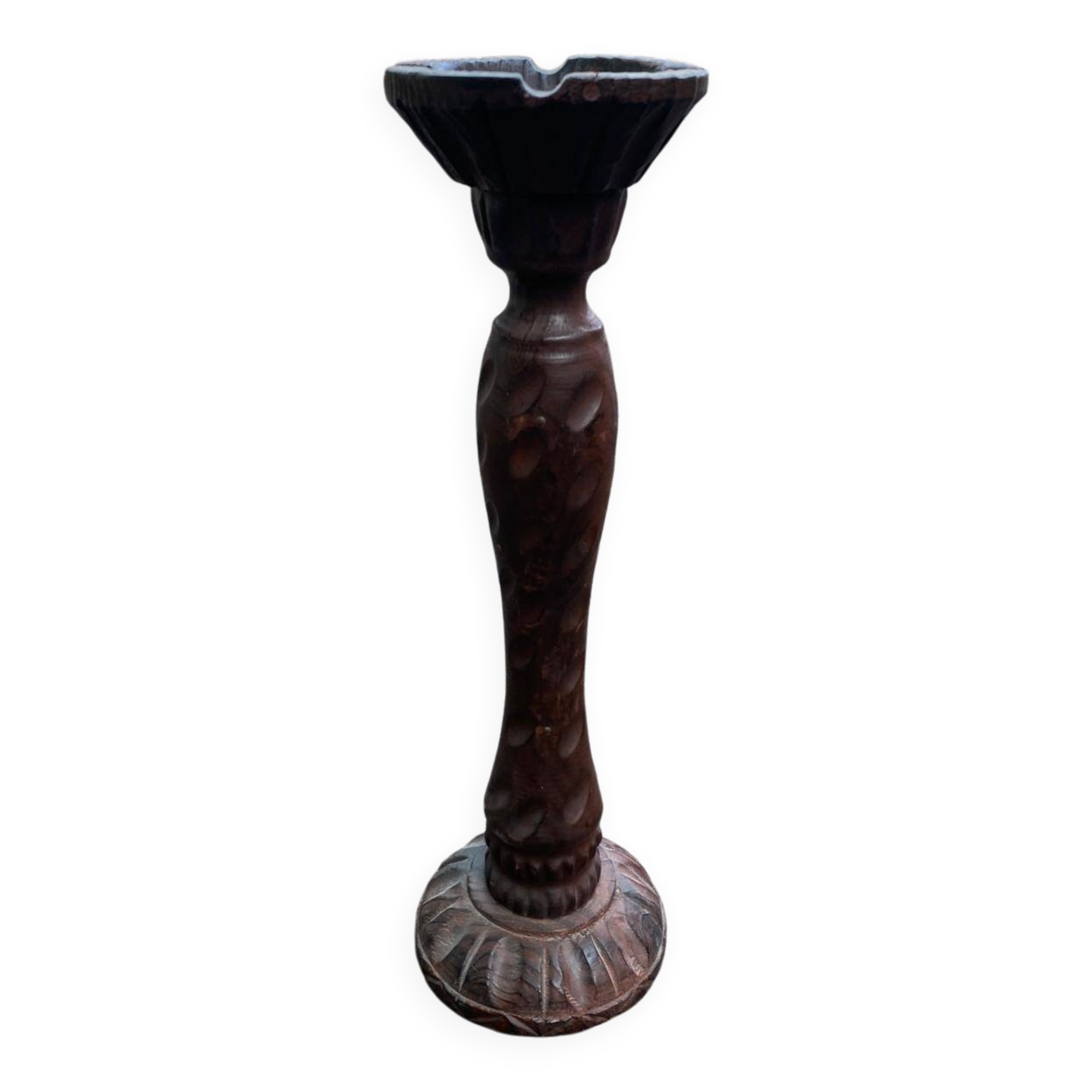 Round candle holder in turned carved wood