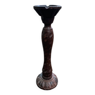 Round candle holder in turned carved wood
