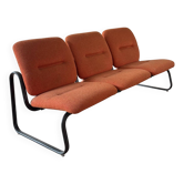 Banquette Strafor 3 places, lainage orange et piétement luge, années 70