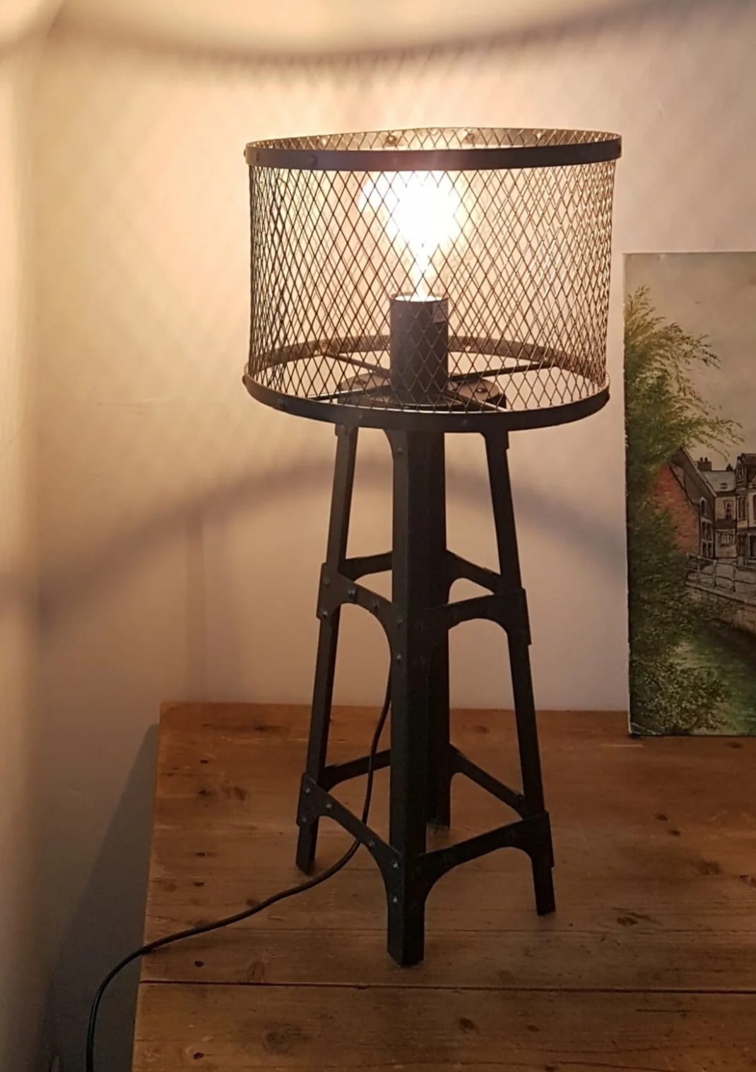 Industrial lamp in black metal to pose.